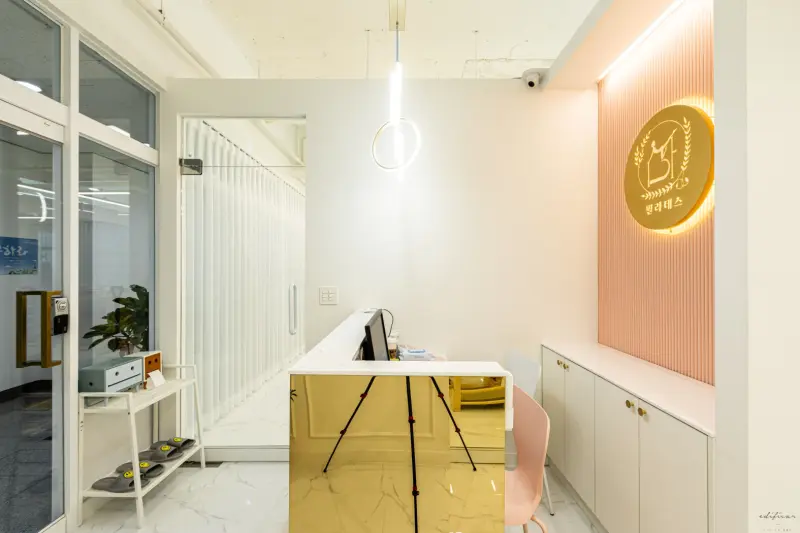 골드와 핑크가 어우러진 프리미엄 필라테스 리셉션